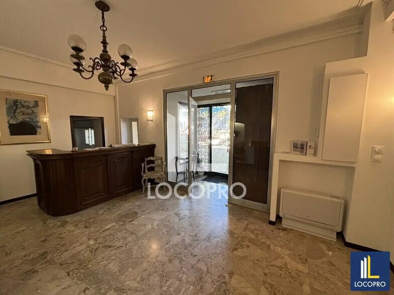 2545 Rd 2085 Route De Nice, Roquefort-les-Pins à vendre - Photo de l’immeuble – Image 3 sur 6