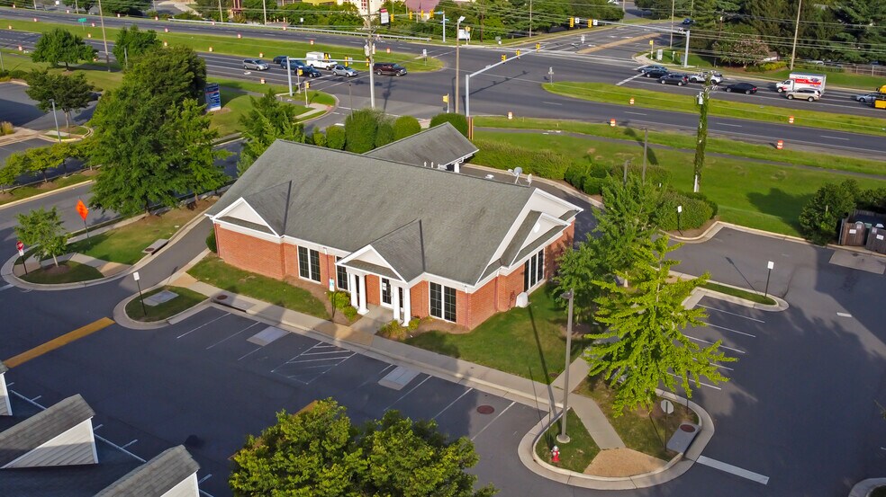 6130 Redwood Sq, Centreville, VA à vendre - Photo de l’immeuble – Image 2 sur 4