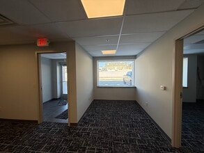 1701 Creek Rd, West Bend, WI à louer Photo intérieure– Image 2 sur 4