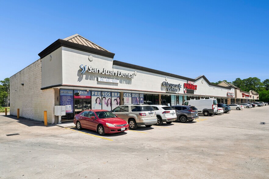 13630 Veterans Memorial Dr, Houston, TX à louer - Photo de l’immeuble – Image 2 sur 14