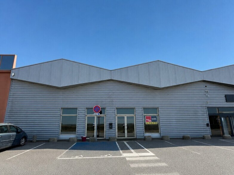 Local commercial dans GONFREVILLE-L'ORCHER à louer - Photo de l’immeuble – Image 1 sur 7