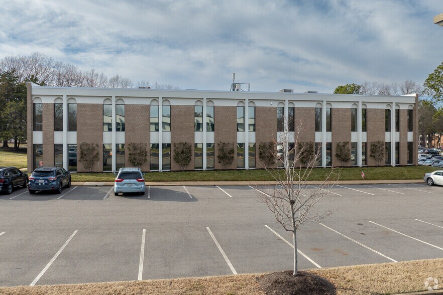 8001 Franklin Farms Dr, Richmond, VA à louer - Photo de l’immeuble – Image 3 sur 6