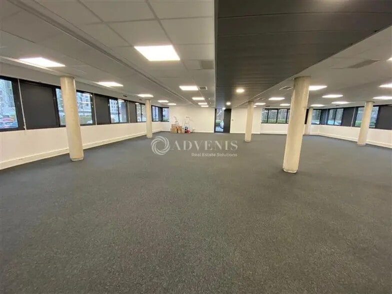 Bureau dans Champs-sur-Marne à vendre - Photo de l’immeuble – Image 1 sur 9