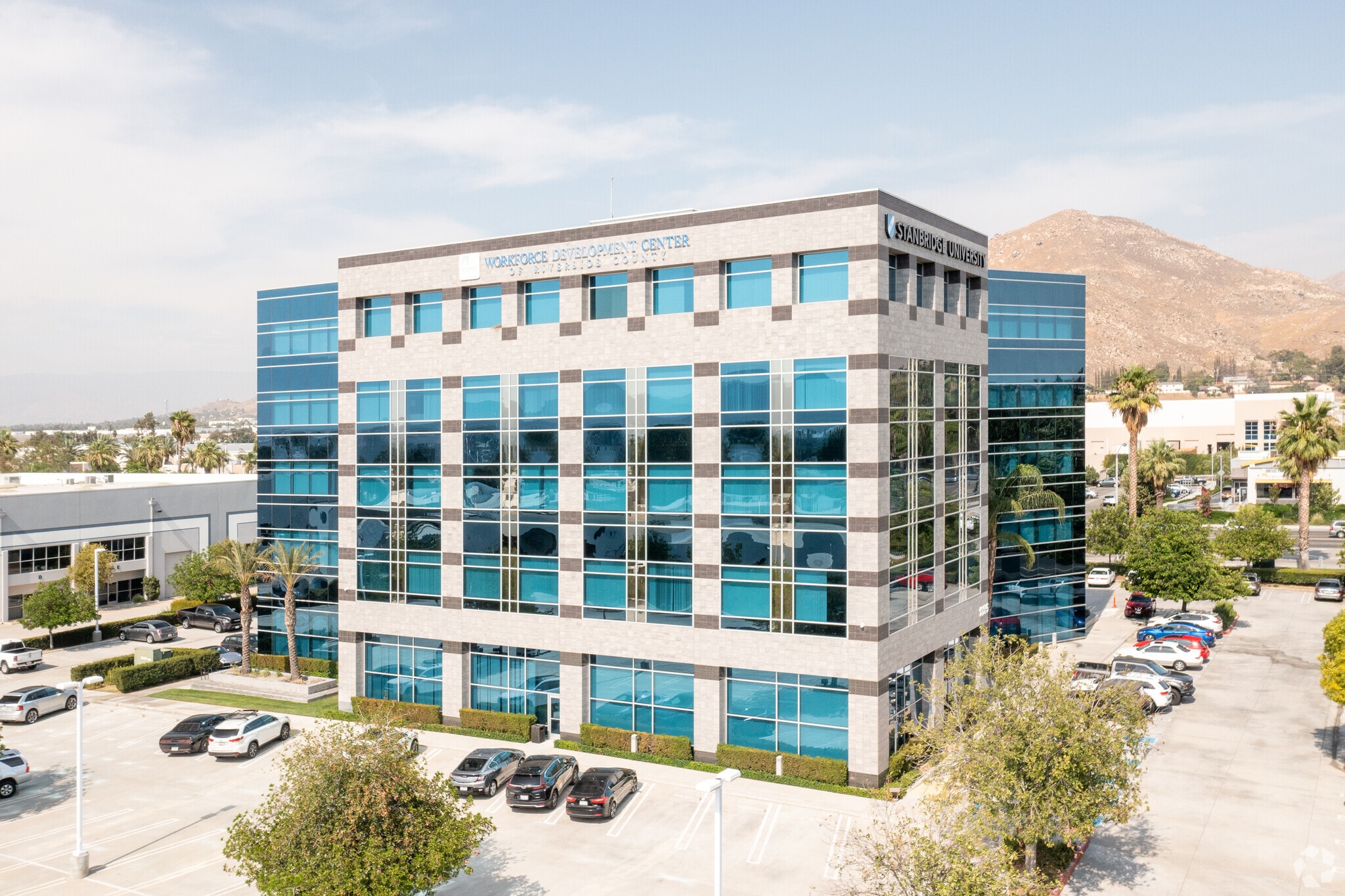 1325 Spruce St, Riverside, CA à vendre Photo principale– Image 1 sur 22