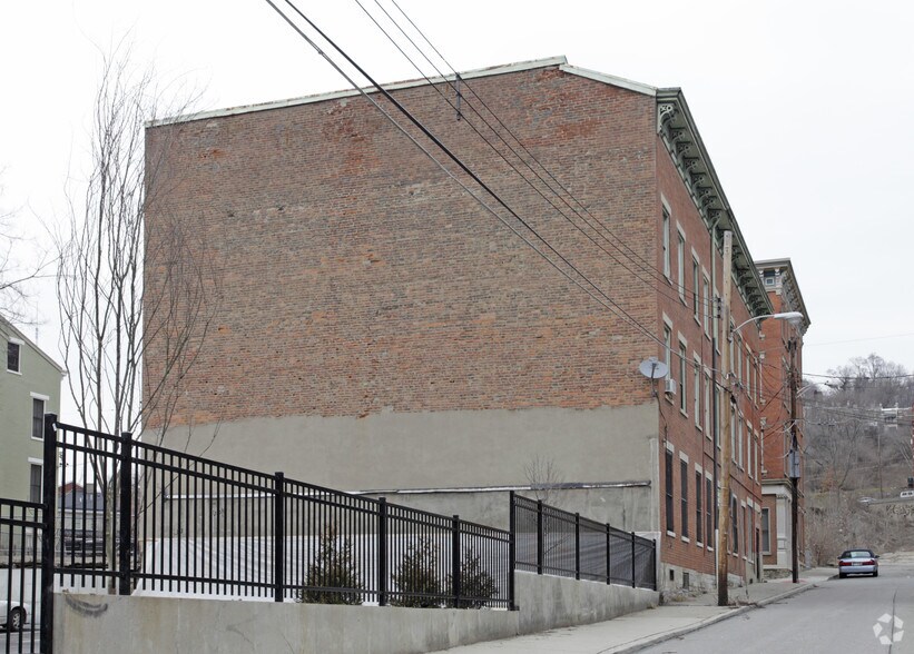 1631-1637 Hughes St, Cincinnati, OH à vendre - Photo de l’immeuble – Image 3 sur 3
