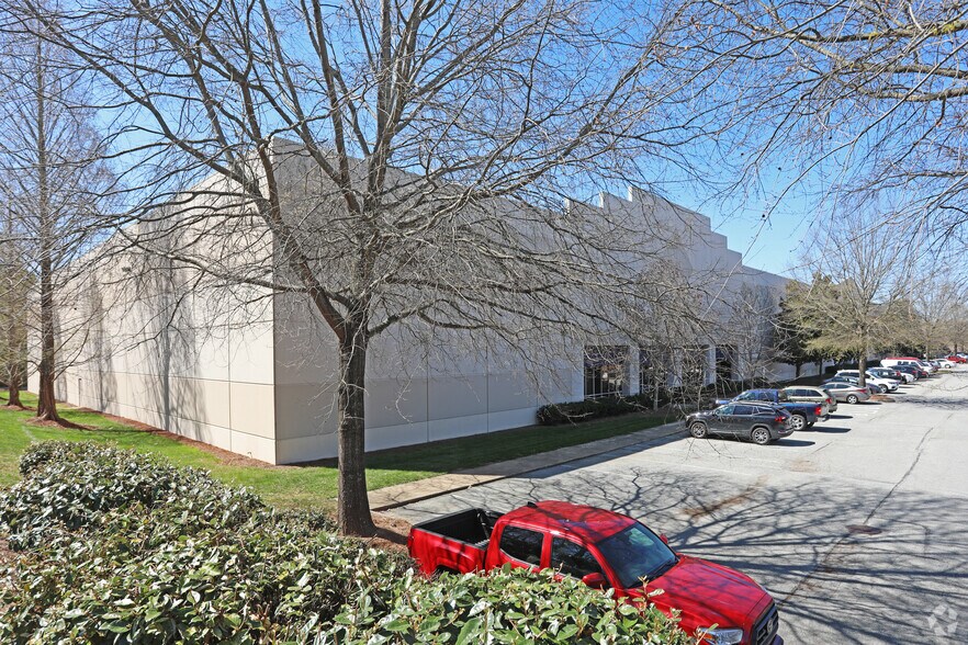 657 Brigham Rd, Greensboro, NC à louer - Photo de l’immeuble – Image 2 sur 58