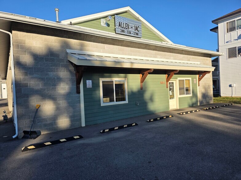 1725 Culvers Dr, Sandpoint, ID à louer - Photo de l’immeuble – Image 2 sur 17