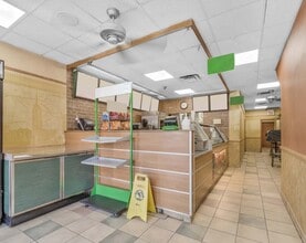 727 Queen St E, Toronto, ON à louer Photo intérieure– Image 1 sur 3