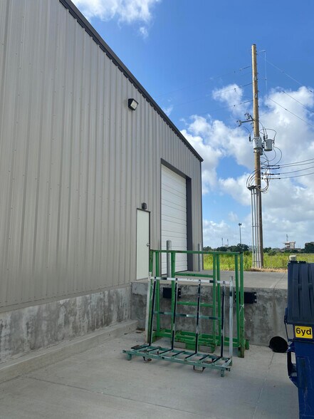 2405 Katy Fort Bend, Katy, TX à louer - Photo de l’immeuble – Image 3 sur 10