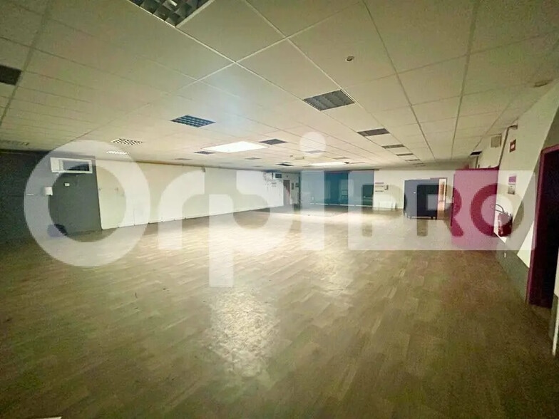 Local d'activités dans Varennes-sur-Seine à vendre - Photo de l’immeuble – Image 3 sur 6