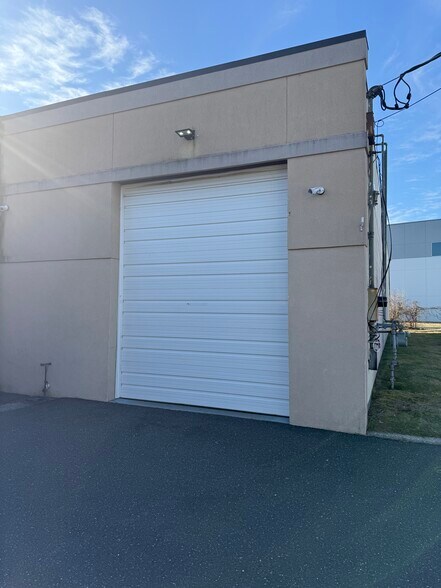 1610 9th Ave, Bohemia, NY à louer - Photo de l’immeuble – Image 2 sur 6