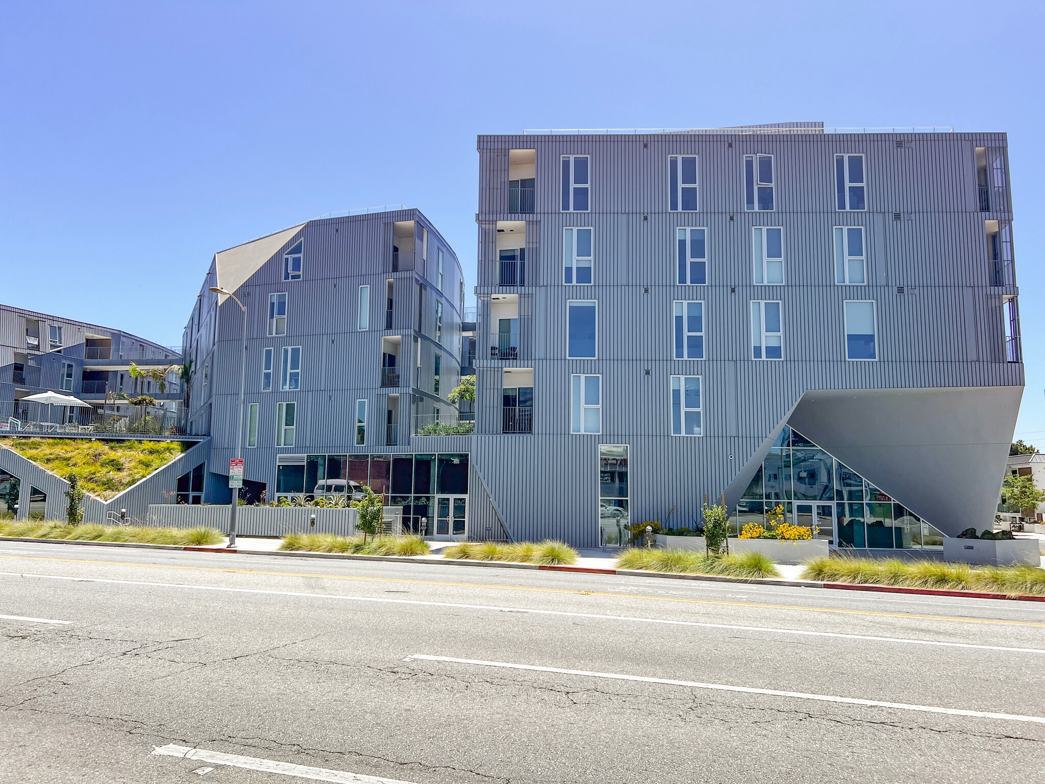 11776 Santa Monica Blvd, Los Angeles, CA à louer Photo de l’immeuble– Image 1 sur 3