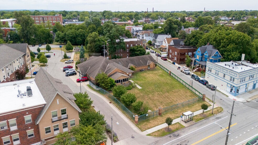 8315 Detroit Ave, Cleveland, OH à vendre - Photo de l’immeuble – Image 3 sur 7