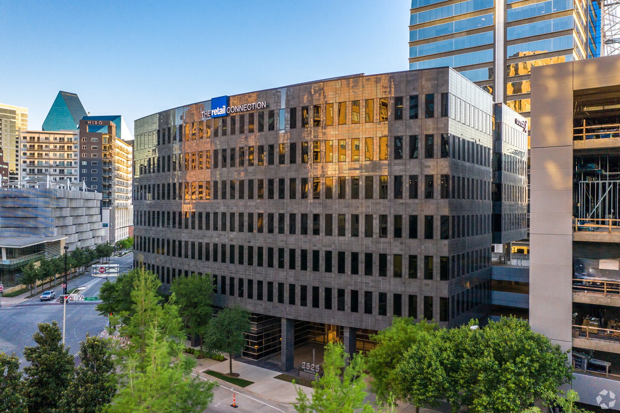 2525 McKinnon St, Dallas, TX à louer Photo de l’immeuble– Image 1 sur 11