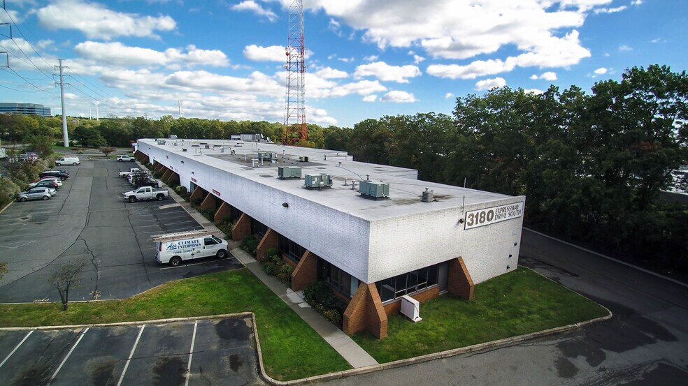 3180 Expressway Dr S, Islandia, NY à louer - Photo principale – Image 1 sur 7