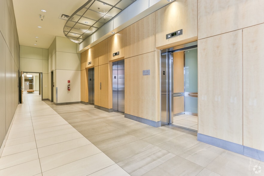 227 11 Av SW, Calgary, AB à louer - Hall d’entrée – Image 2 sur 7