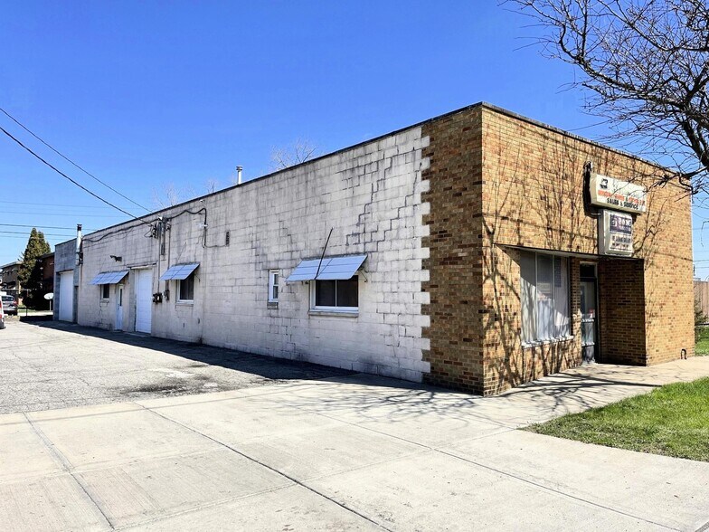 16321 Rockside Rd, Maple Heights, OH à louer - Photo de l’immeuble – Image 1 sur 8