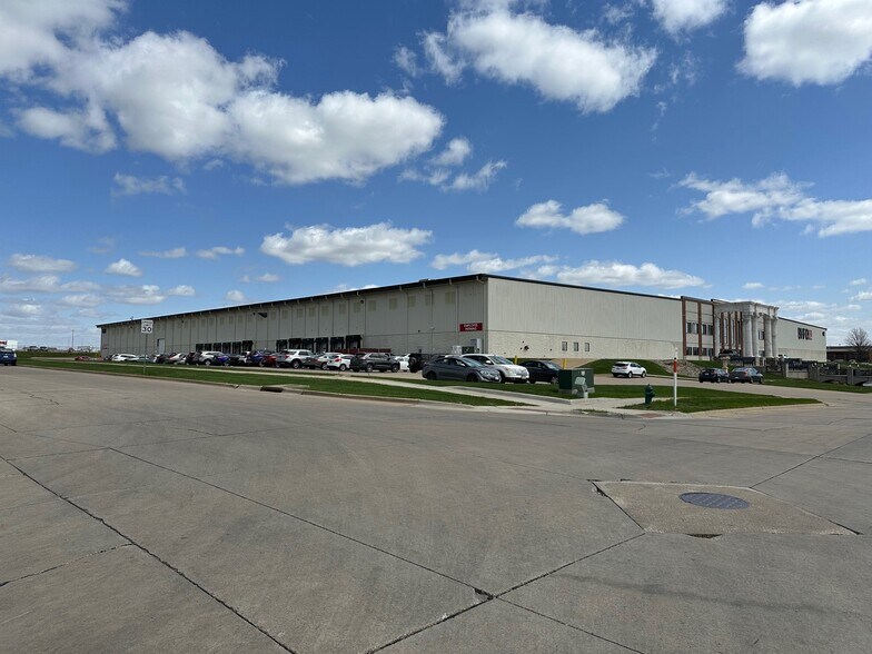 4520 20th Ave SW, Cedar Rapids, IA à louer - Photo de l’immeuble – Image 1 sur 5
