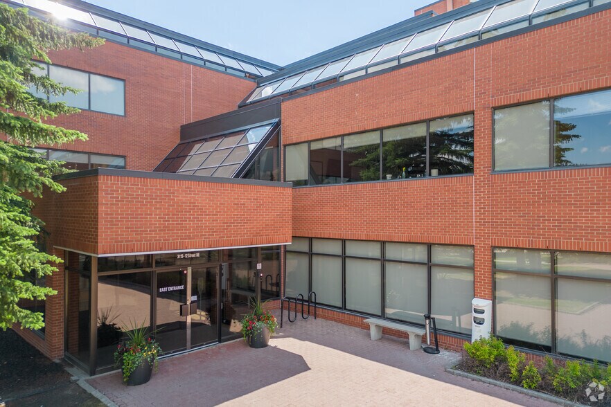 3115 12th St NE, Calgary, AB à vendre - Photo de l’immeuble – Image 2 sur 26