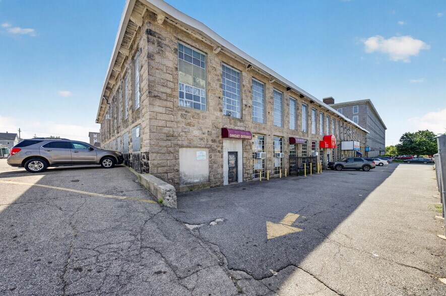 418 Quequechan St, Fall River, MA à vendre - Photo de l’immeuble – Image 3 sur 22