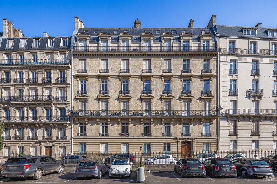 Immeuble residentiel dans Paris à vendre - Photo principale – Image 1 sur 4