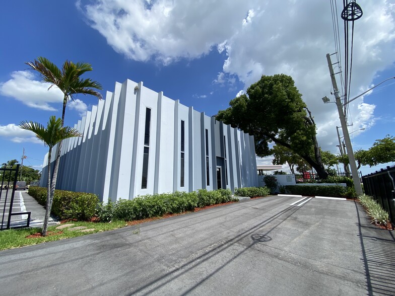 2351 N Dixie Hwy, Pompano Beach, FL à louer - Photo de l’immeuble – Image 3 sur 10