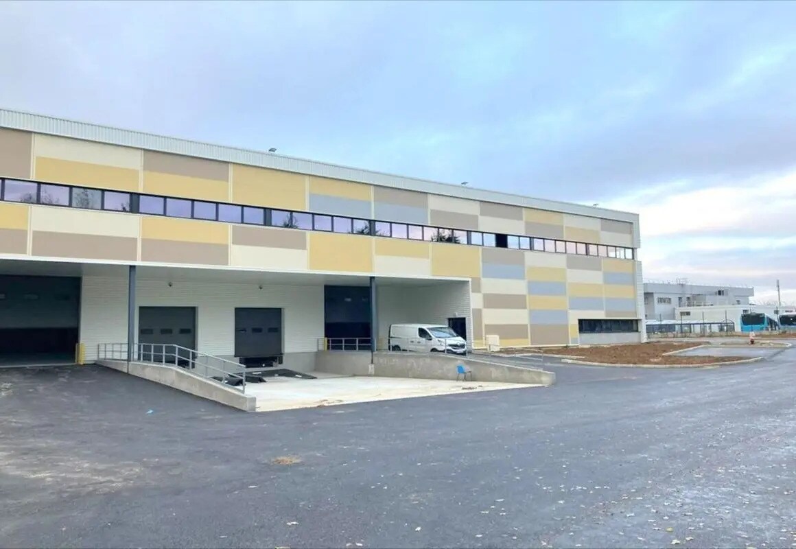 Local d’activités dans Plaisir à louer Photo de l’immeuble– Image 1 sur 25