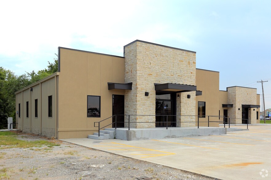 1516 N Lynn Riggs Blvd, Claremore, OK à louer - Photo de l’immeuble – Image 2 sur 4