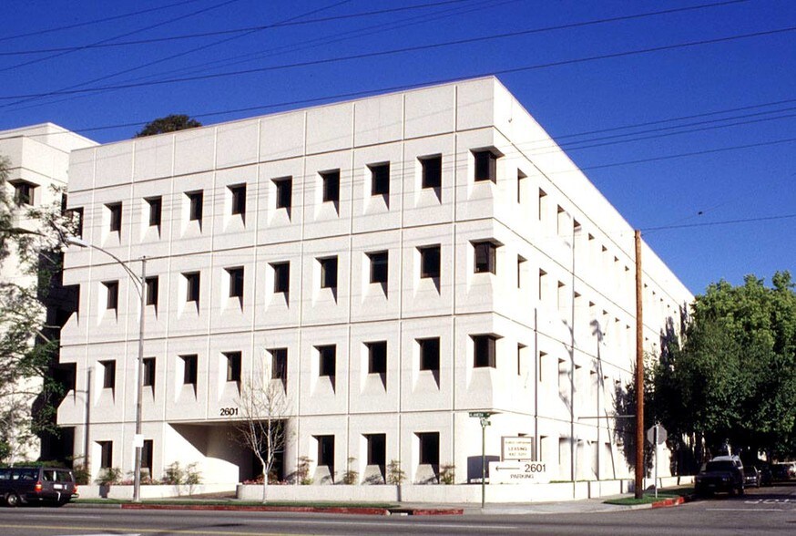 2601 W Alameda Ave, Burbank, CA à louer - Photo de l’immeuble – Image 2 sur 14
