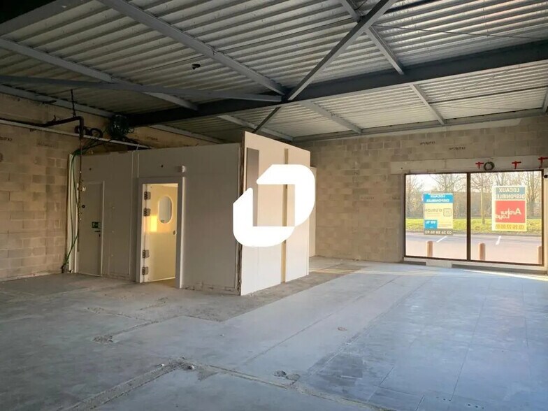Local commercial dans Saint-Brice-Courcelles à louer - Photo de l’immeuble – Image 3 sur 10