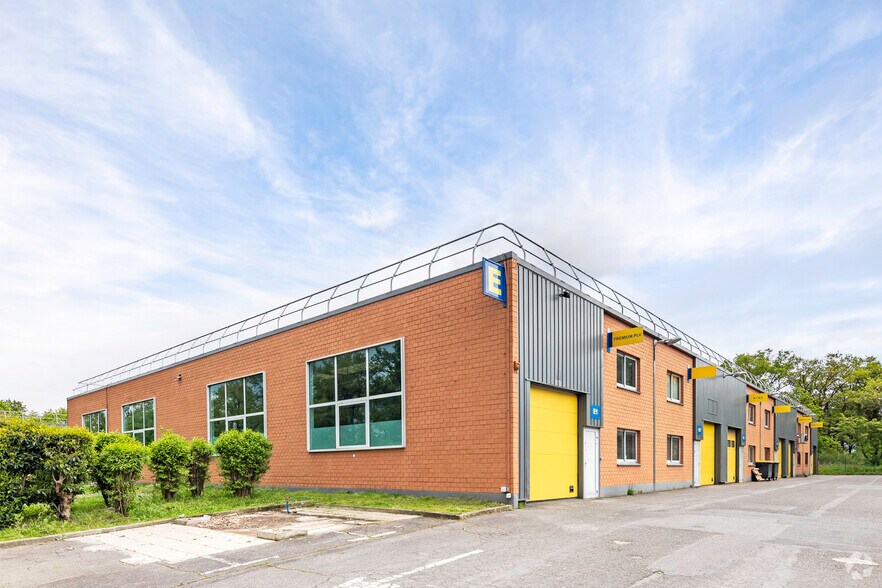 Industriel/Logistique dans Saint-Ouen-l'Aumône à louer - Photo principale – Image 2 sur 2