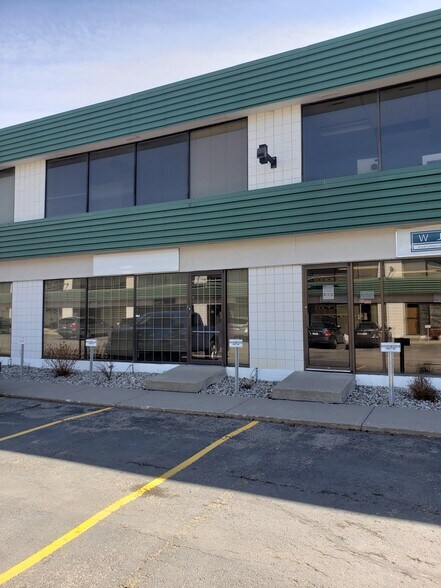 3610 29th St NE, Calgary, AB à louer - Photo de l’immeuble – Image 2 sur 10
