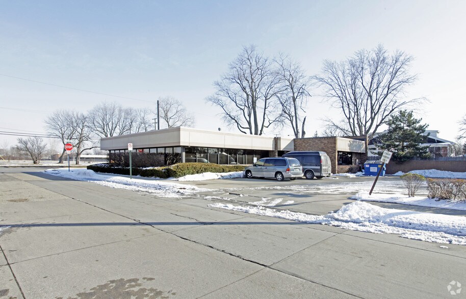 18200 E 10 Mile Rd, Eastpointe, MI à vendre - Photo de l’immeuble – Image 2 sur 5