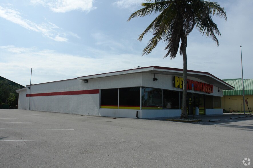 4200 Tamiami Trl N, Naples, FL à vendre - Photo principale – Image 1 sur 7