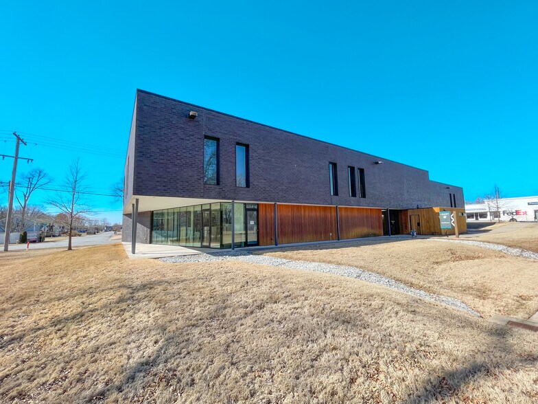 1011 SW A St, Bentonville, AR à louer - Photo de l’immeuble – Image 2 sur 4