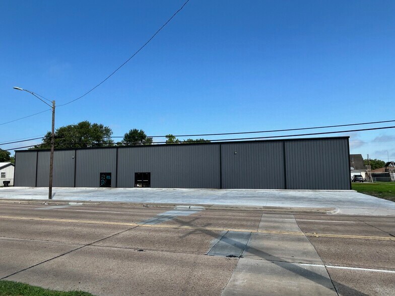 708 Nederland Ave, Nederland, TX à louer - Photo de l’immeuble – Image 2 sur 9