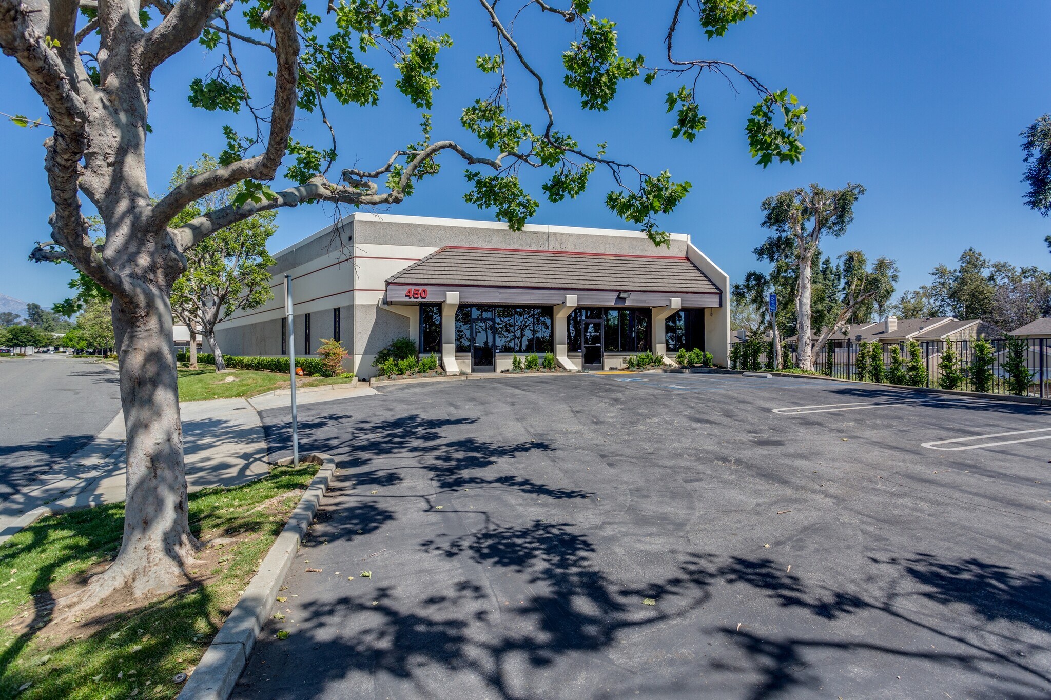 450 S Lone Hill Ave, San Dimas, CA à louer Photo principale– Image 1 sur 14