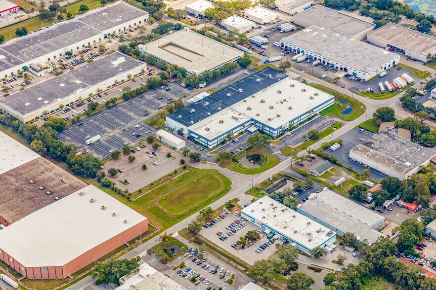 4908 Tampa West Blvd, Tampa, FL à louer - Photo de l’immeuble – Image 2 sur 2