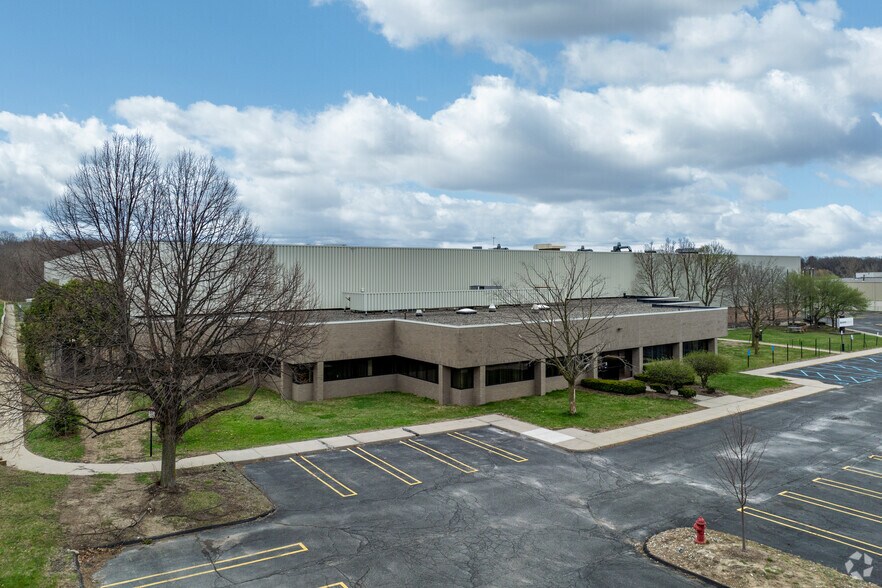 3800 Lapeer Rd, Auburn Hills, MI à louer - Photo de l’immeuble – Image 2 sur 6