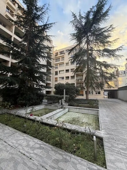 Local commercial dans Paris à vendre - Photo de l’immeuble – Image 1 sur 15