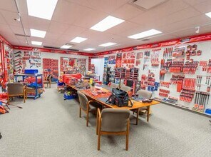 6800 Dennett Pl, Delta, BC à louer Photo intérieure– Image 2 sur 5