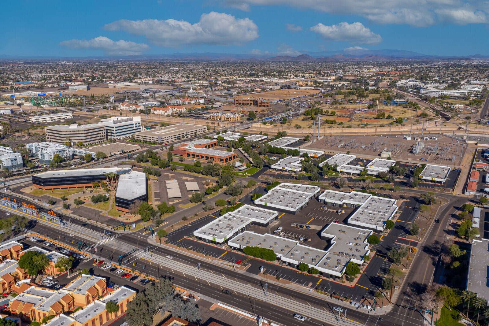 2440 W Mission Ln, Phoenix, AZ à louer Photo de l’immeuble– Image 1 sur 6