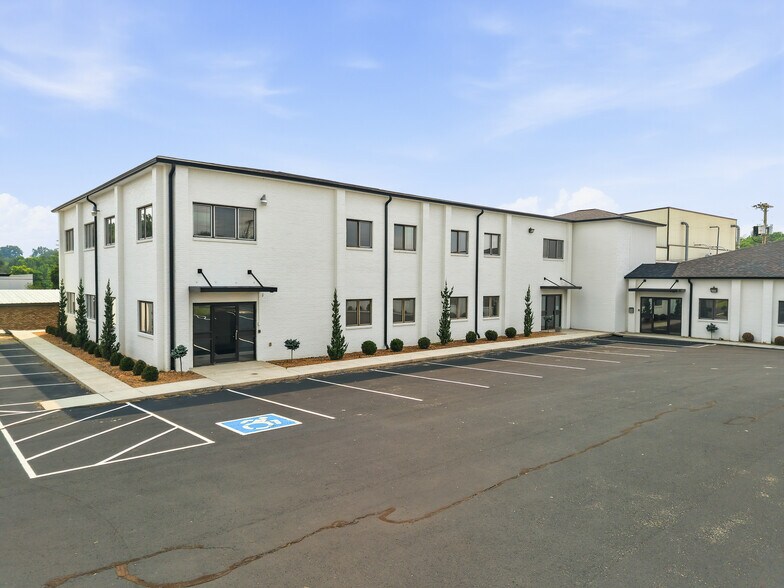1221 S Willow Ave, Cookeville, TN à louer - Photo de l’immeuble – Image 1 sur 31