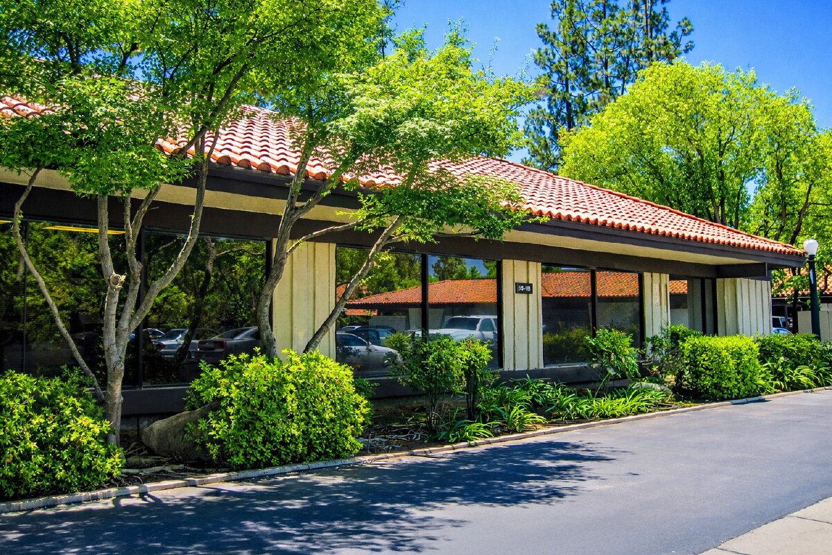 5150 N 6th St, Fresno, CA à louer Photo principale– Image 1 sur 3