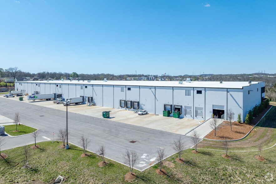 526 Myatt Dr, Madison, TN à louer - Photo de l’immeuble – Image 2 sur 9