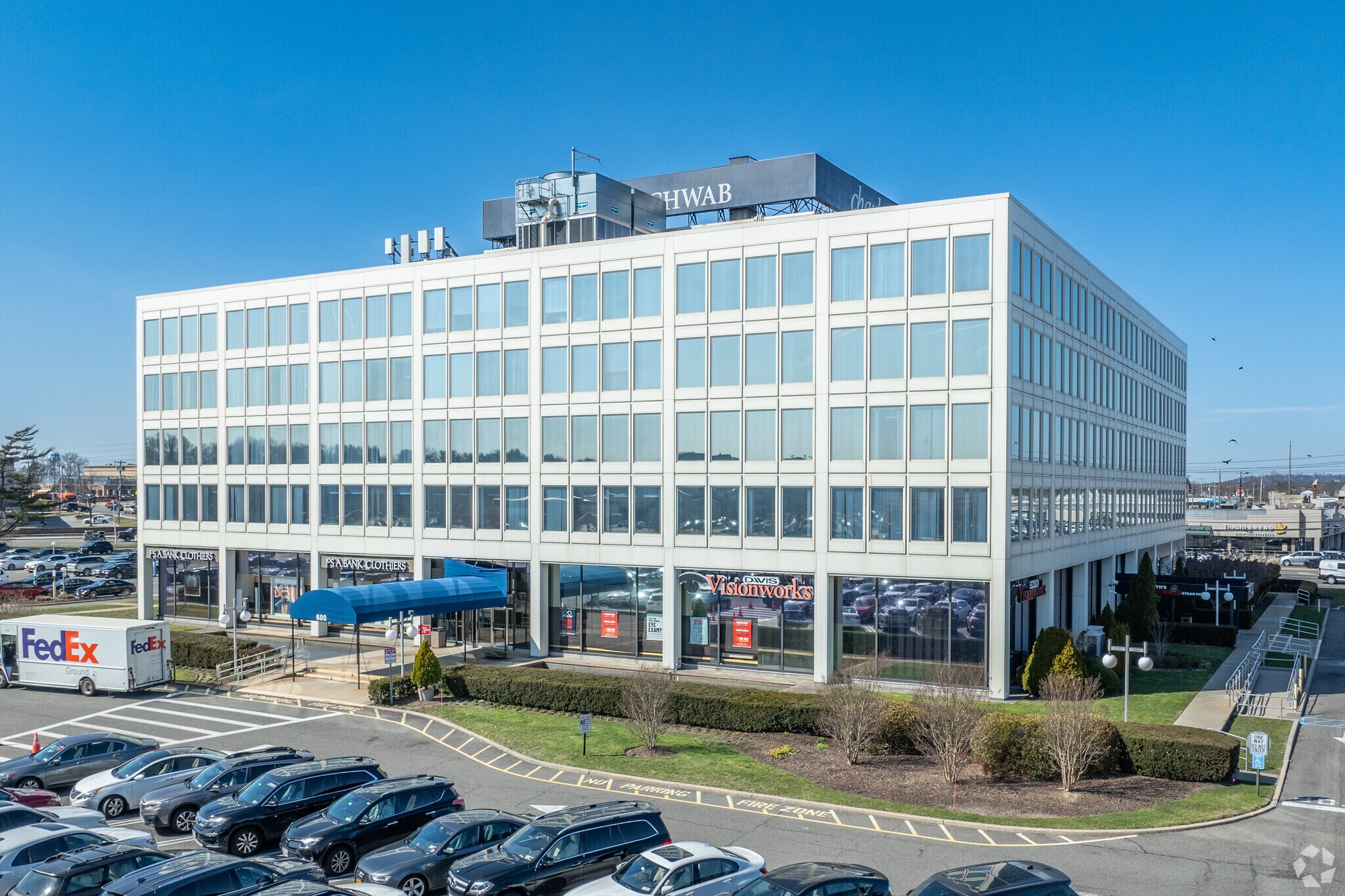 600 Old Country Rd, Garden City, NY à louer Photo principale– Image 1 sur 10