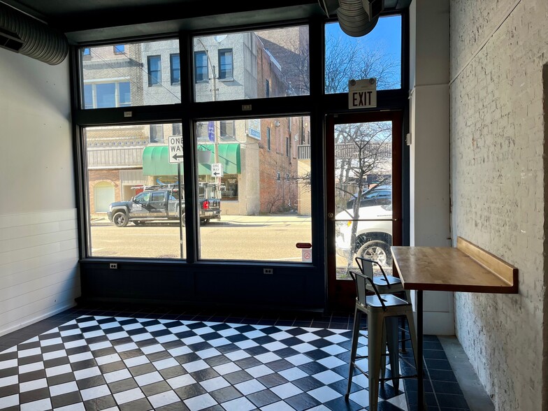 113 N Center St, Bloomington, IL à louer - Photo de l’immeuble – Image 3 sur 9
