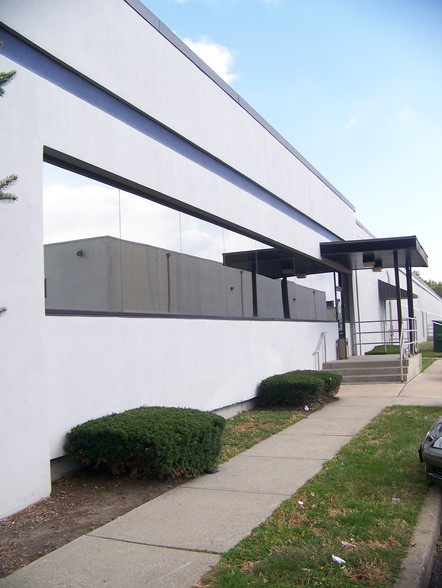 100 Hollister Rd, Teterboro, NJ à louer - Photo de l’immeuble – Image 2 sur 10
