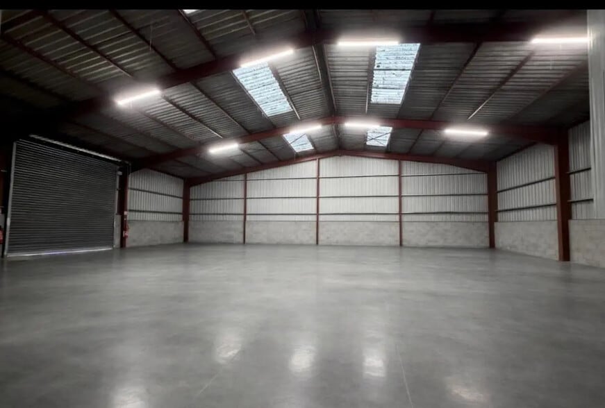 Local d'activités dans Roussillon à vendre - Photo de l’immeuble – Image 1 sur 2