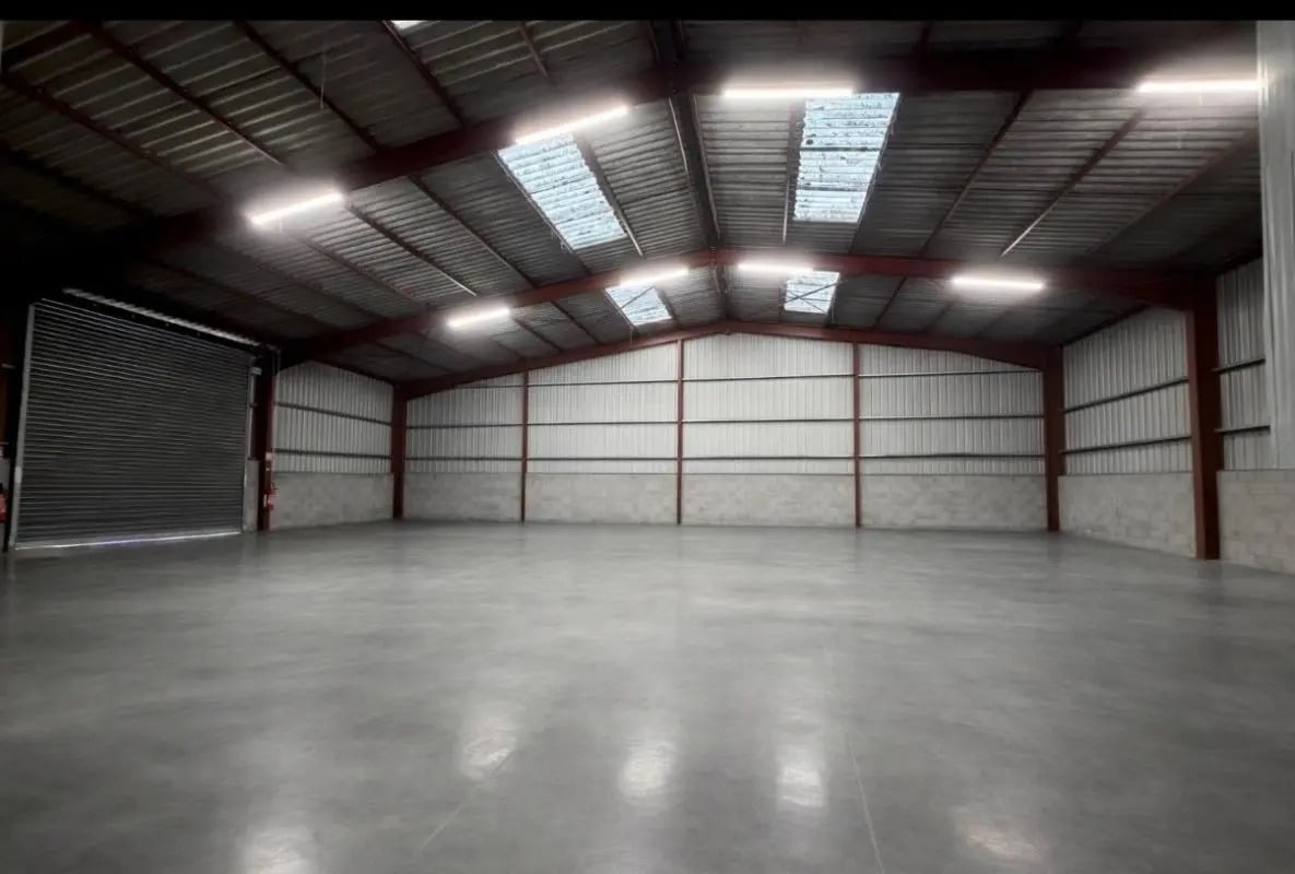 Local d'activités dans Roussillon à vendre Photo de l’immeuble– Image 1 sur 3